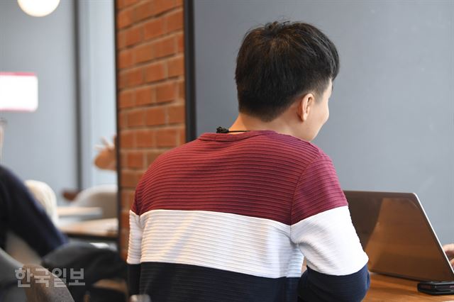시각장애인 학생 김경수(가명)씨가 지난 2일 오전 서울 신촌에 위치한 한 카페에서 본보와 인터뷰 하고 있다. 박형기 인턴기자