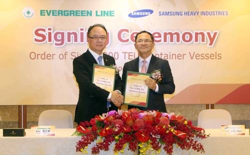삼성중공업, 초대형 컨테이너선 6척 수주 (서울=연합뉴스) 삼성중공업은 대만 해운사인 에버그린과 초대형 컨테이너선 6척 공급 계약을 체결했다고 8일 밝혔다. 삼성중공업 남준우 사장(오른쪽)이 에버그린 앵커 창 회장(왼쪽)과 계약서에 서명한 뒤 악수하고 있다. 2019.10.8. [삼성중공업 제공]