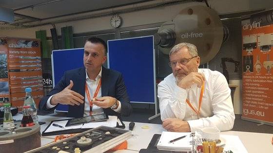 게하드 바우스(오른쪽) 이구스 부사장과 토비아스 보겔 마케팅 부문장이 이구스가 만드는 플라스틱 베어링에 대해 설명하고 있다. 쾰른(독일)=박민제 기자