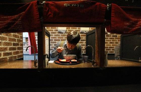 서울 신촌 일본식라면 전문점의 1인전용 식사공간에서 한 시민이 식사를 하고 있다. [뉴스원]