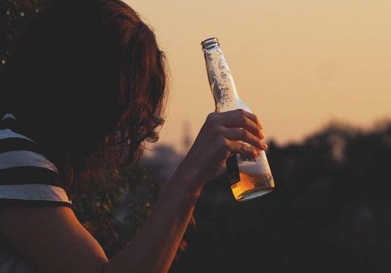 혼자서 맥주를 마시는 사람이 증가하는 추세다. [중앙포토]