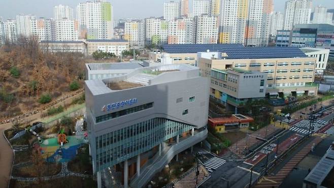 경기도 화성시에 위치한 동탄중앙초등학교와 동탄중앙초등학교병설유치원은 2015년 3월에 개교했다. 2016년에는 동탄중앙이음터가 준공됐다. 동탄중앙초등학교 인근에 중학교와 고등학교가 밀접해 있는 것도 특징이다. 좌측부터 동탄중앙이음터, 동탄중앙초등학교. (사진=동탄중앙이음터 제공)