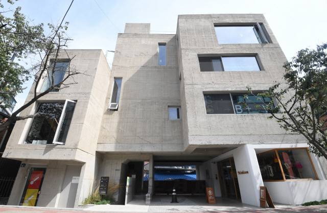 제37회 서울시 건축상 최우수상을 수상한 서촌 무목적(無目的) 전경.콘크리트를 거칠게 마감해 낡은 듯한 느낌을 준다. /권욱기자