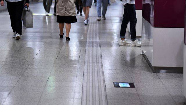 [색깔 규정 무시] 점자블록은 황색이 표준이나 바닥재와의 색깔 구분이 어려울 경우 다른 색으로 설치할 수 있다. 그러나 서울 동대문역사문화공원역에 설치된 점자블록은 이 같은 규칙을 지키지 않았다.