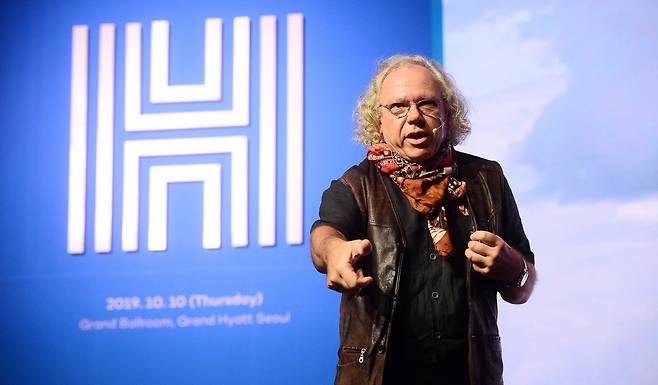 Alexander Mankowsky, art director at Daimler, delivers a speech titled “Ethics by Design: Informed Trust, an Interaction Concept for Self-Driving Cars Based on Empathy” at Herald Design Forum 2019 in central Seoul, Thursday. (Lee Sang-sub/ The Korea Herald)