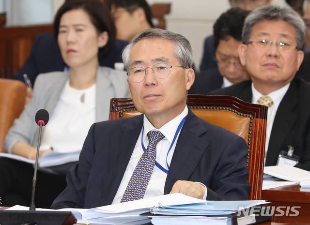 【서울=뉴시스】고승민 기자 = 8일 서울 여의도 국회에서 열린 환경노동위원회의 경제사회노동위원회 중앙노동위원회(12개 지방노동위원회 포함), 최저임금위원회 등 국정감사에서 박준성 중앙노동위원장이 의원 질의를 경청하고 있다. 2019.10.08.kkssmm99@newsis.com