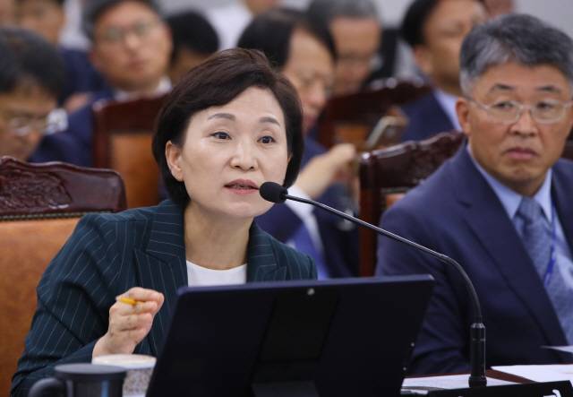 김현미 국토교통부 장관이 지난 2일 국회 국토교통위원회 국정감사에서 의원 질의에 답변하고 있다. 김 장관은 “10년 임대를 더 이상 공급하지 않겠다”고 했다. /연합뉴스