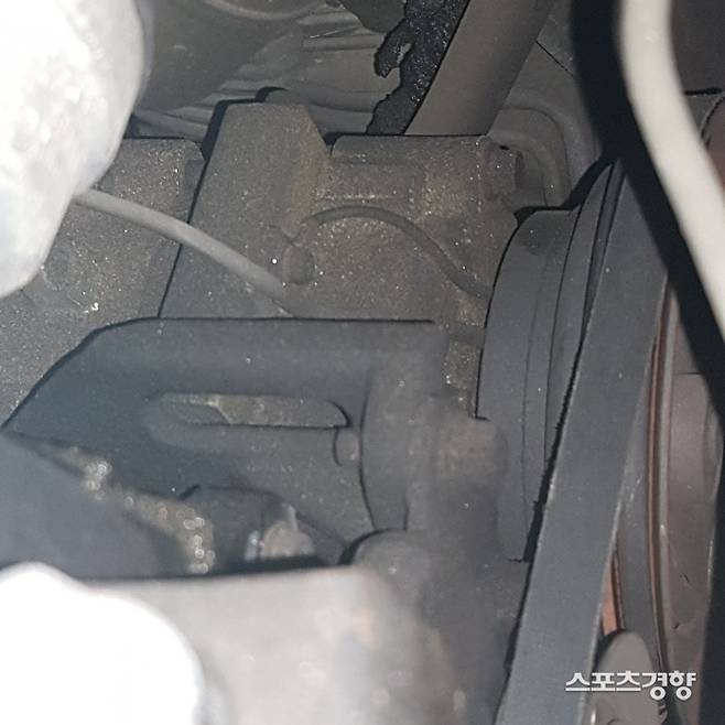 엔진룸 벨트 부분 등에 더해진 기름때들. 노후 차량들은 각종 오일들이 누유되는 경우가 많아 관리가 필요하다. 사진 | 손재철기자