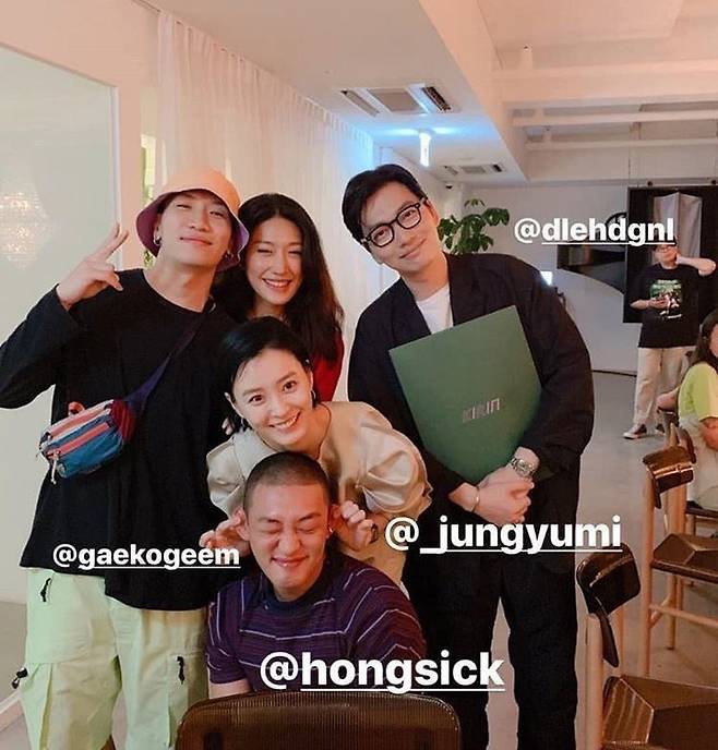 ▲ 유아인과 정유미가 지인들과 다정하게 사진을 찍었다. 출처l온라인 커뮤니티