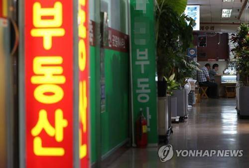 거래량 급감에 부동산중개업소 '한산' [연합뉴스 자료사진]