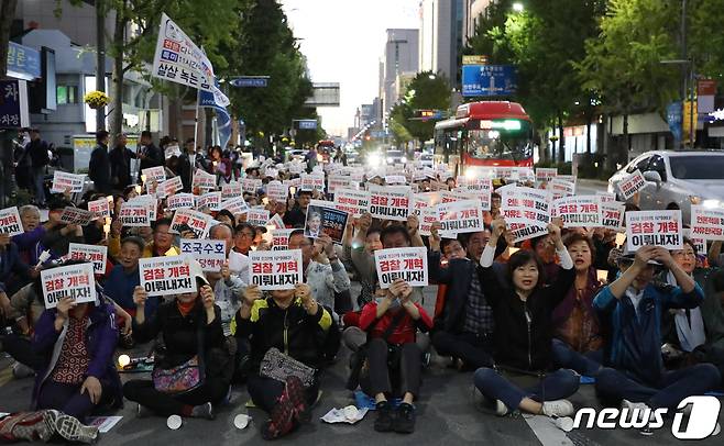 12일 오후 광주 동구 금남로일대에 광주시민 400여명이 검찰개혁 촛불집회에 참여해 구호를 외치고 있다.2019.10.12/뉴스1 © News1 허단비 기자