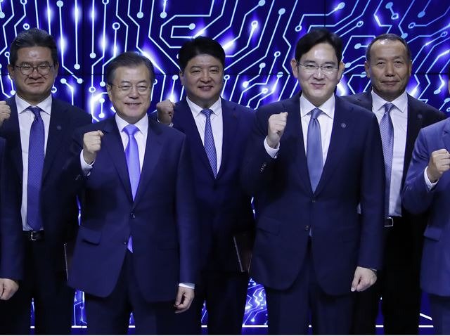 문재인 대통령이 10일 오전 충남 아산시 삼성디스플레이 아산공장에서 열린 삼성디스플레이 신규 투자 및 상생협력 협약식에서 상생협력 MOU 서명자들과 함께 '디스플레이 강국 파이팅!'을 외치고 있다. 연합뉴스