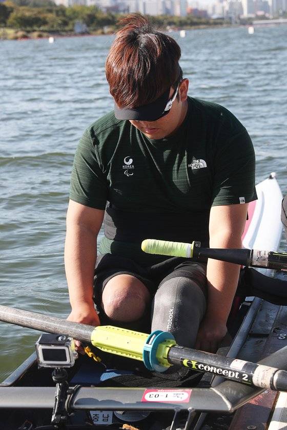 싱글스컬(Single Scull) PR1이 하재헌의 주종목이다. PR1은 장애정도가 가장 심한 등급이고 오로지 상체 힘만 이용해야 한다. 하 선수가 배에 올라 의자에 몸을 고정하고 있다. 장진영 기자