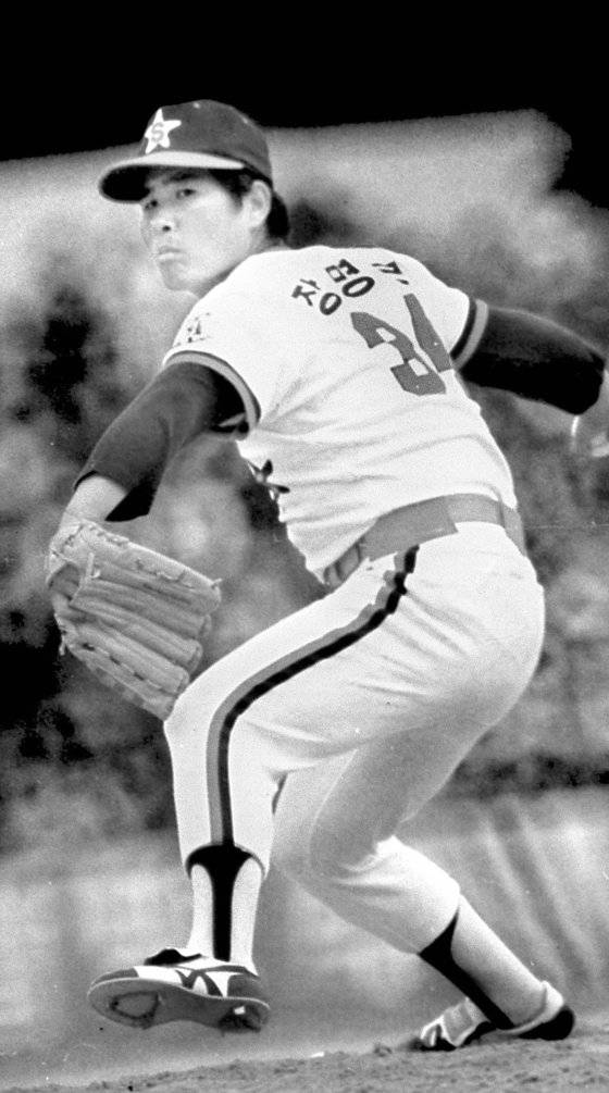 프로야구 삼미 슈퍼스타즈에서 활약한 장명부는 1983년 30승의 대기록을 세웠다. [중앙포토]