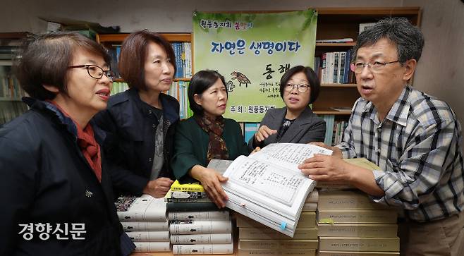 지난 10일 서울 영등포구 도림동 원풍동지회 사무실에서 원풍 노동자 126명의 이야기가 담긴 <풀은 밟혀도 다시 일어선다>를 만든 회원들이 노조 활동 내용이 담긴 옛 자료를 살펴보고 있다. 양승화·장남수·황선금씨(왼쪽 첫번째·세번째·네번째) 등 4인이 ‘동지’들의 증언을 모아 글로 엮었다.  이상훈 기자 doolee@kyunghyang.com