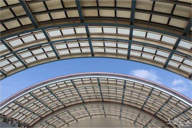 하루미 중학교 맨 꼭대기 층에 위치한 개폐식 수영장. 열린 수영장 지붕 틈으로 하늘이 보인다