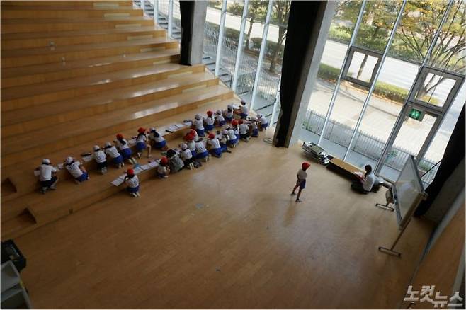 하카타 초등학교 '표현의 무대'. 옆쪽에 나 있는 문을 통해 쉽게 밖으로 나갈 수 있다. 외부 계단을 올라오면 표현의 무대 맨 위쪽으로 올라올 수 있다