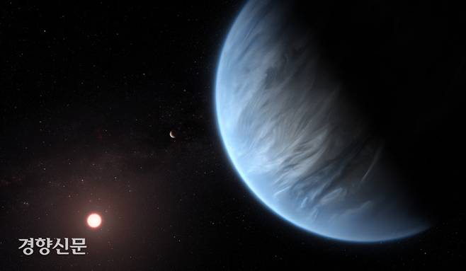 지구에서 111광년 떨어진 ‘K2-18b’ 행성의 상상도. 적색 왜성(왼쪽 아래 밝은 작은 원) 주변을 적당한 거리에서 돌고 있어 온도가 0~40도로 추정된다. 미국항공우주국(NASA)·유럽우주국(ESA) 제공