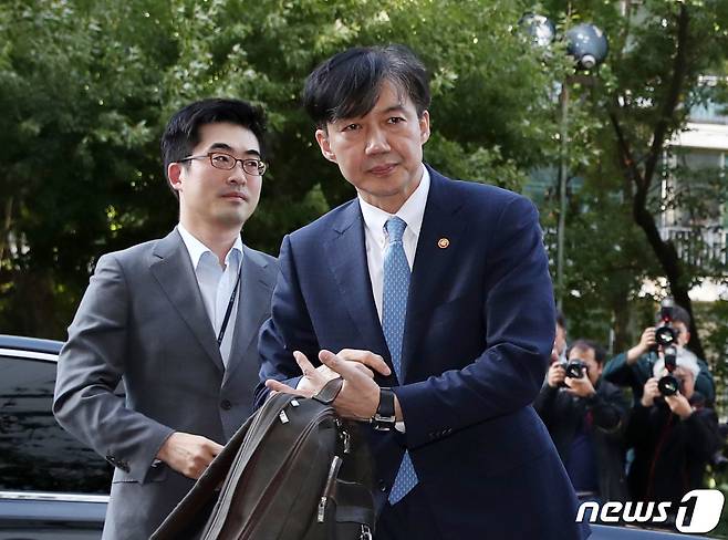 사의를 표명한 조국 법무부 장관이 14일 오후 경기도 과천시 법무부 청사를 떠나 서울 서초구 방배동 자택에 들어서고 있다. 조 장관은 이날 ‘검찰개혁을 위한 ‘불쏘시개’ 역할은 여기까지입니다’는 자료를 내고 “오늘 법무부 장관직을 내려놓는다”고 밝혔다. 2019.10.14/뉴스1 © News1 성동훈 기자