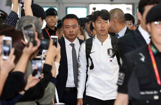 김일성경기장에서 열리는 북한과의 카타르월드컵 예선을 위해 평양 원정길에 오르는 한국축구 대표팀의 손흥민이 13일 출국을 위해 인천국제공항으로 들어서고 있다.[연합뉴스]