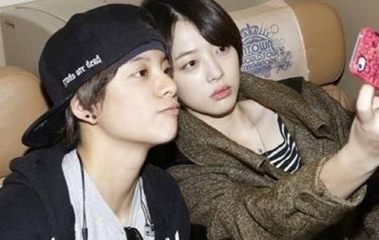 소속사 SM엔터테인먼트가 공개했던 과거 FX 시절 설리와 엠버. 온라인 커뮤니티 캡처