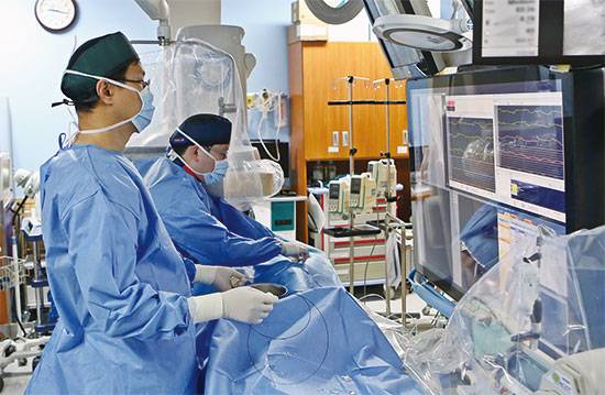 심근경색 검사와 치료는 동맥 내 스텐트를 삽입하는 관상동맥 조영술을 통해 가능하다. 박창범 강동경희대병원 심장혈관내과 교수가 관상동맥 조영술을 시술하고 있다. <강동경희대병원 제공>