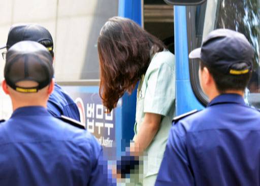 '전 남편 살해 사건' 피고인 고유정(36)이 3차 공판에 참석하기 위해 법정에 출석하고 있다. 뉴시스