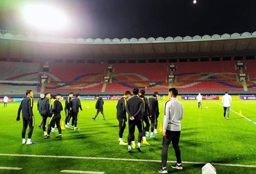 김일성경기장서 훈련하는 태극전사들 한국 축구 대표팀이 14일 평양에 도착해 2022년 카타르 월드컵 아시아지역 북한과의 2차 예선을 앞두고 김일성경기장에서 훈련하고 있다. 축구협회 제공