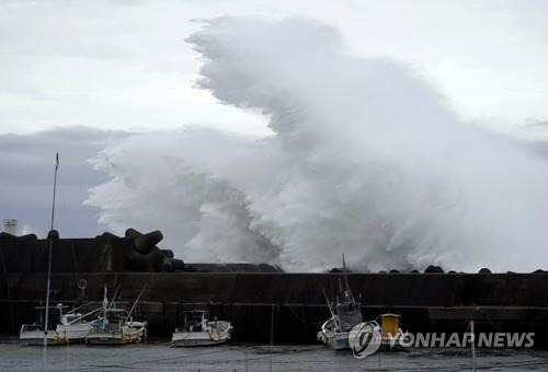 강력한 태풍 '하기비스'가 접근 중인 11일 일본 미에현 기호 항에서 큰 파도가 방파제를 강타하며 솟구치고 있다. [AP=연합뉴스 자료사진]