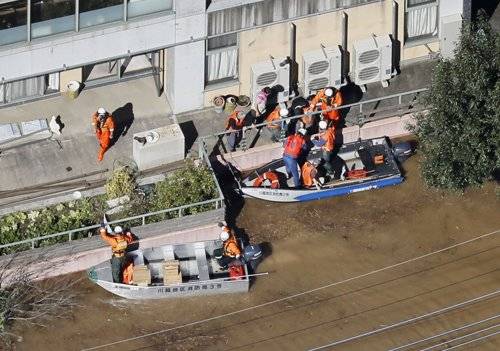 노인요양시설에서 구조활동 하는 소방대 (사이타마 교도=연합뉴스) 13일(현지시간) 오후 일본 사이타마(埼玉)현 소재 노인요양시설 가와고에 킹스 가든이 침수로 고립된 가운데 소방 당국자 등이 배를 타고 이 시설에 접근해 구조 활동을 벌이고 있다. 2019.10.14 photo@yna.co.kr
