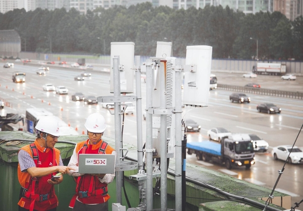 SK텔레콤 직원들이 고속도로 인근에서 5G 네트워크를 점검하고 있는 모습. /SK텔레콤