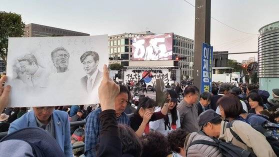 당선 무효형을 받은 이재명 경기도지사 무죄 청원 부스가 많이 보였다. 서명하면 조국 펜화를 나눠줬다. 안혜리 기자