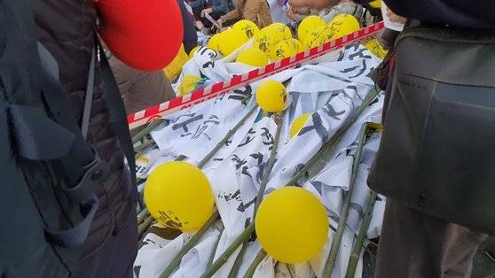 지난 10월 12일 서초 집회에 쌓여있는 대나무 더미. 안혜리 기자
