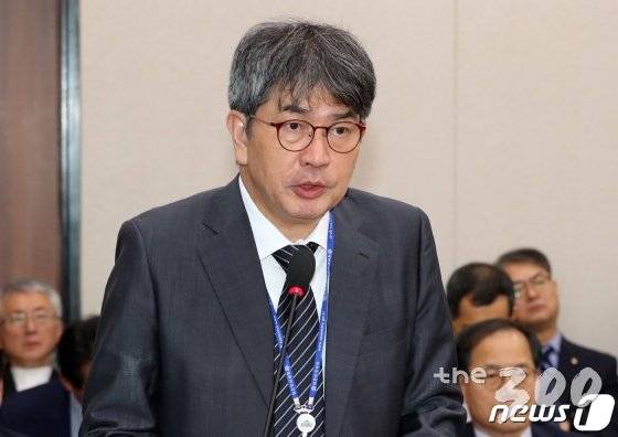 (서울=뉴스1) 이종덕 기자 = 김창섭 한국에너지공단 이사장이 15일 서울 여의도 국회에서 열린 산업통상자원중소벤처기업위원회의 한국가스공사, 한국석유공사, 한국광물자원공사, 대한석탄공사, 한국지역난방공사 등에 대한 국정감사에서 업무보고를 하고 있다. 2019.10.15/뉴스1   <저작권자 © 뉴스1코리아, 무단전재 및 재배포 금지>