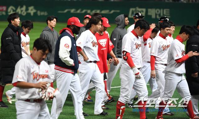 2019 KBO리그 키움과 SK의 플레이오프 2차전이 15일 오후 인천 SK행복드림구장에서 열렸다. 2차전에서도 패한 SK 선수들이 고개를 숙이고 있다. 인천=정재근 기자 cjg@sportschosun.com/2019.10.15/