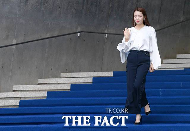 배우 소이현이 16일 오후 서울 중구 을지로 동대문디자인플라자에서 열린 '2020 S/S 서울패션위크'의 로맨시크(ROMANCHIC)쇼에 참석해 포즈를 취하고 있다. /김세정 기자