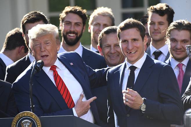 15일(현지시간) 트럼프 대통령이 세인트루이스 팀의 센터 포지션을 맡았던 알렉산더 스틴 선수(앞줄 오른쪽)의 입을 가리키며 발언하고 있다. [로이터=연합뉴스]