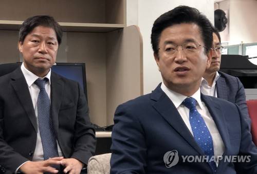 "대전시티즌 기업구단으로 전환" (대전=연합뉴스) 김소연 기자 = 허태정 대전시장이 16일 대전시청 기자실에서 간담회를 통해 "국내 굴지 대기업과 대전시티즌을 기업구단으로 전환하는 데 합의했다"고 말하고 있다. 왼쪽은 최용규 대전시티즌 대표이사. 2019.10.16 soyun@yna.co.kr