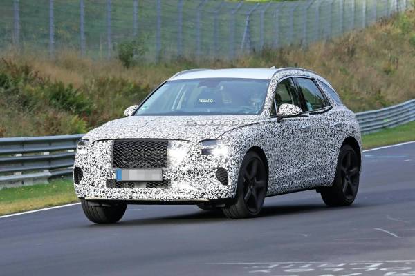 제네시스 브랜드가 내년 선보일 중형 SUV ‘GV70’ 프로토타입이 해외에서 새롭게 목격됐다.