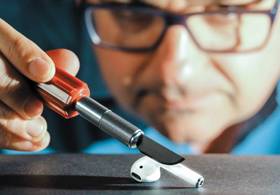 파울러 기자가 ‘에어팟’을 분해하고 있다. /유튜브 캡처