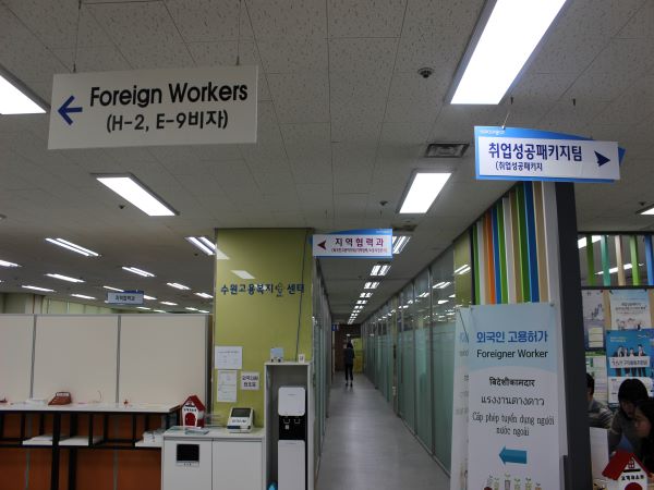 3층 전문상담실. 외국인을 위한 창구를 비롯해 취업, 고용지원을 위한 전문 창구가 운영된다.