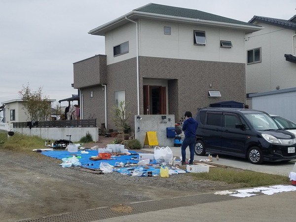 16일 일본 사이타마현 히가시마쓰야마시 게쓰카에서 주민들이 침수된 물건들을 꺼내 정리하고 있다.