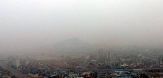 미세먼지 비상저감조치가 내려진 지난 3월 6일 강원 춘천시 도심 전경. [연합뉴스]