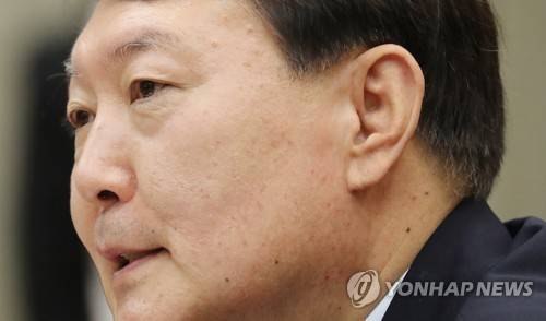 답변하는 윤석열 검찰총장 (서울=연합뉴스) 김도훈 기자 = 윤석열 검찰총장이 17일 서울 서초구 대검찰청에서 열린 국회 법제사법위원회의 대검찰청에 대한 국정감사에서 의원 질의에 답하고 있다. superdoo82@yna.co.kr