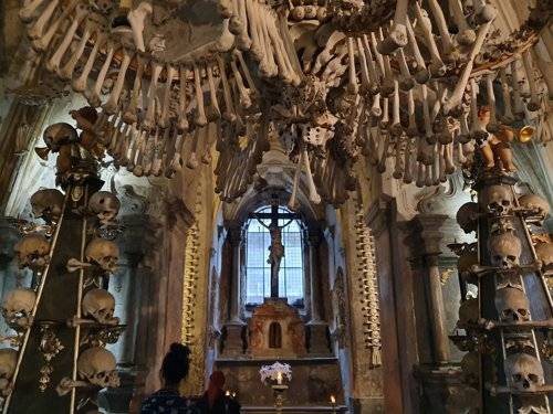 체코 세들레츠 해골 성당 (쿠트나호라[체코]=연합뉴스) 양정우 기자 = 체코 중부의 세들레츠 해골 성당 내부. 해골과 각종 사람 뼈로 장식돼 있다. 2019.9.30 eddie@yna.co.kr