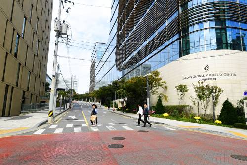 대법원은 17일 “서울 서초구청의 도로점용허가처분은 재량권을 일탈·남용하여 위법하다”고 판결했다. 사진은 이번 사건의 쟁점이 된 서울 사랑의교회 뒷편 참나리길 모습. 강민석 선임기자