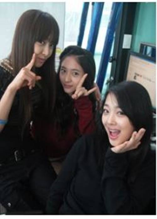▲ 빅토리아(왼쪽)가 크리스탈, 설리에 악플이 가해지는 상황에 일침을 가했다. 출처ㅣ에프엑스 공식 팬카페