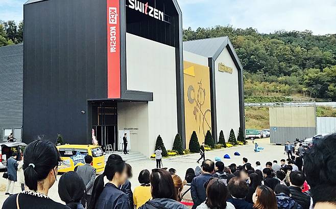 지난 18일 '이수 스위첸 포레힐즈' 모델하우스 오픈 첫날 문을 열기 전부터 방문객들이 찾아와 대기줄이 형성됐다./사진제공=KCC건설© 뉴스1