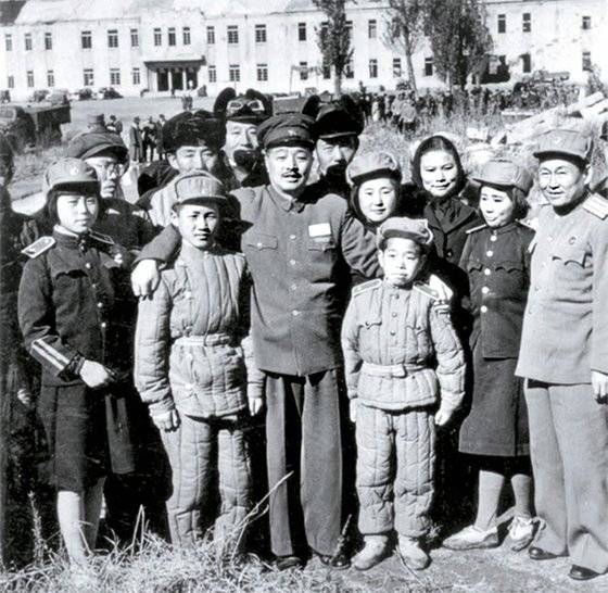 1953년 10월 허룽(賀龍, 앞줄 왼쪽 셋째)이 위문단 이끌고 북한을 찾았다. 북한군은 애들까지 계급장을 달았지만 허룽은 계급장이 없다. [사진 김명호]