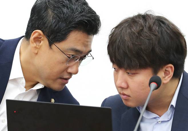 바른미래당 오신환 원내대표(왼쪽)와 이준석 최고위원이 지난 7월 17일 오전 국회에서 열린 최고위원회의에서 대화하고 있다. (사진=연합뉴스)